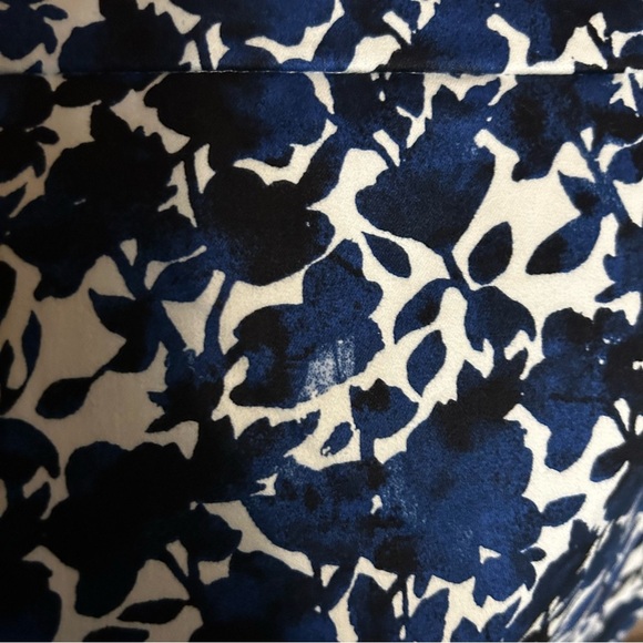 J. By J. Crew Pencil Mini Skirt Size 2 Blue & White Floral Design - Picture 3 of 6